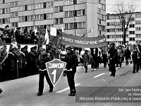 1985-110  1 maja 1985  Jawor, ul. Wyszyńskiego (dawn. Rapackiego)   Obchody 1 maja - Święta Pracy     Poch?d. Trybuna honorowa. Szko?a Podstawowa Nr 1 (uczniowie)