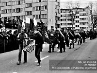 1985-111  1 maja 1985  Jawor, ul. Wyszyńskiego (dawn. Rapackiego)   Obchody 1 maja - Święta Pracy     Poch?d. Trybuna honorowa. Maszeruj? harcerze Jaworskiego Hufca Zwi?zku Harcerstwa Polskiego.