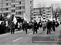 1985-112  1 maja 1985  Jawor, ul. Wyszyńskiego (dawn. Rapackiego)   Obchody 1 maja - Święta Pracy     Pochód.Trybuna honorowa.  Maszeruj? przedstawiciele jaworskich zak?ad?w pracy.