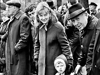 1985-115  1 maja 1985  Jawor, ul. Wyszyńskiego (dawn. Rapackiego)   Obchody 1 maja - Święta Pracy     Mieszka?cy Jawora