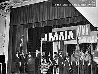 1985-117  1 maja 1985  Jawor, Teatr Miejski, Rynek  Obchody 1 maja - Święta Pracy       Akademia. Na m?wnicy Janusz Agdan.