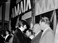 1985-118  1 maja 1985  Jawor, Teatr Miejski, Rynek  Obchody 1 maja - Święta Pracy       Akademia. Wr?czanie odznacze?. Dekoruje Jerzy Radzio