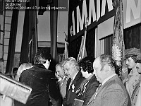 1985-119  1 maja 1985  Jawor, Teatr Miejski, Rynek  Obchody 1 maja - Święta Pracy       Akademia. Wr?czanie odznacze?. Dekoruje Jerzy Radzio