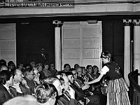 1985-122  1 maja 1985  Jawor, Teatr Miejski, Rynek  Obchody 1 maja - Święta Pracy       Akademia. Widownia