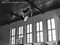 1974-04  Rok 1974  Jawor, sala gimnastyczna przy Liceum Ogólnokształcącym w Jaworze, ul. Kościuszki  Turniej skoków na trampolinie