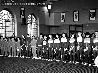 1987-08  Marzec 1987  Jawor, hala gimnastyczna Miejskiego Klubu Sportowego "Victoria" przy Szkole Podstawowej nr 5 w Jaworze, ul. Armii Radzieckiej (obecnie ul. Piłsudskiego)   Międzynarodowy Turniej w Akrobatyce Sportowej    Od prawej: zawodnicy MKS "Victoria" Jawor: Witold Biegaj, Sławomir Miłoń, Dariusz Czerwiński,Marek Haczkiewicz, Barbara Michalak, Urszula Rybicka, Ewa Grochowicka,(..), Marek Fortuna