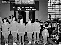1987-15  Marzec 1987  Jawor, hala gimnastyczna Miejskiego Klubu Sportowego "Victoria" przy Szkole Podstawowej nr 5 w Jaworze, ul. Armii Radzieckiej (obecnie ul. Piłsudskiego)   Międzynarodowy Turniej w Akrobatyce Sportowej    Zawodnicy MKS "Victoria" Jawor, od lewej: Jacek Fortuna, Grzegorz Biegaj, Daniel (?), Zbigniew Koralewski,(...), (...)