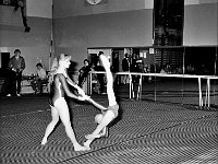 1987-17  Marzec 1987  Jawor, hala gimnastyczna Miejskiego Klubu Sportowego "Victoria" przy Szkole Podstawowej nr 5 w Jaworze, ul. Armii Radzieckiej (obecnie ul. Piłsudskiego)   Międzynarodowy Turniej w Akrobatyce Sportowej    Zawodniczki MKS "Victoria" Jawor: Ewa Grochowicka i Magdalena Kunasiewicz  W tle stoi: Dorota Sawicka - trener "Victoria" Jawor i nauczyciel akrobatyki sportowej