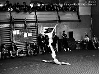 1987-19  Marzec 1987  Jawor, hala gimnastyczna Miejskiego Klubu Sportowego "Victoria" przy Szkole Podstawowej nr 5 w Jaworze, ul. Armii Radzieckiej (obecnie ul. Piłsudskiego)   Międzynarodowy Turniej w Akrobatyce Sportowej    W tle w rogu pierwszy z prawej: Stanisław Mazurek  W tle przy drzwiach: po lewej: Daniel Perski - działacz sportowy ze Świdnicy, po prawej: Edmund Protokowicz