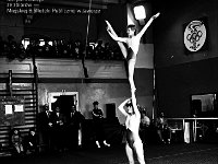 1987-20  Marzec 1987  Jawor, hala gimnastyczna Miejskiego Klubu Sportowego "Victoria" przy Szkole Podstawowej nr 5 w Jaworze, ul. Armii Radzieckiej (obecnie ul. Piłsudskiego)   Międzynarodowy Turniej w Akrobatyce Sportowej    W tle pierwszy z prawej: Janusz Mazurek - , czwarty (w drzwiach): Edmund Protokowicz