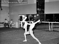 1987-22  Marzec 1987  Jawor, hala gimnastyczna Miejskiego Klubu Sportowego "Victoria" przy Szkole Podstawowej nr 5 w Jaworze, ul. Armii Radzieckiej (obecnie ul. Piłsudskiego)   Międzynarodowy Turniej w Akrobatyce Sportowej    W tle drugi z lewej: Stanisław Mazurek