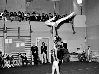 1987-28  Marzec 1987  Jawor, hala gimnastyczna Miejskiego Klubu Sportowego "Victoria" przy Szkole Podstawowej nr 5 w Jaworze, ul. Armii Radzieckiej (obecnie ul. Piłsudskiego)   Międzynarodowy Turniej w Akrobatyce Sportowej    W tle w rogu po prawej: Stanisław Mazurek