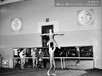 1987-39  Marzec 1987  Jawor, hala gimnastyczna Miejskiego Klubu Sportowego "Victoria" przy Szkole Podstawowej nr 5 w Jaworze, ul. Armii Radzieckiej (obecnie ul. Piłsudskiego)   Międzynarodowy Turniej w Akrobatyce Sportowej    W tle przy lustrze stoją od lewej: Janusz Kredoszyński (z kamerą), Alek Olszewski - Jaworski Ośrodek Kultury