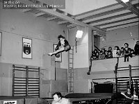 1987-43  Marzec 1987  Jawor, hala gimnastyczna Miejskiego Klubu Sportowego "Victoria" przy Szkole Podstawowej nr 5 w Jaworze, ul. Armii Radzieckiej (obecnie ul. Piłsudskiego)   Międzynarodowy Turniej w Akrobatyce Sportowej    Wzdłuż trampolin przechodzi: Piotr Biegaj - trener MKS "Victoria" Jawor i nauczyciel akrobatyki sportowej