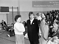1992-29  25-26 kwietnia 1992  Jawor, hala sportowa, ul. Chrobrego  Puchar Polski w Skokach na Trampolinie    W środku stoi: Renata Lewandowska - trenerka ze Złotoryi