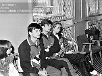 1992-38  25-26 kwietnia 1992  Jawor, hala sportowa, ul. Chrobrego  Puchar Polski w Skokach na Trampolinie    Od lewej siedzą: drugi (...), Sławomir Miłoń i Marek Haczkiewicz - zawodnicy MKS "Victoria" Jawor