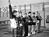 1992-39  25-26 kwietnia 1992  Jawor, hala sportowa, ul. Chrobrego  Puchar Polski w Skokach na Trampolinie    Od lewej pierwszy stoi: Marek Haczkiewicz - zawodnik MKS "Victoria" Jawor