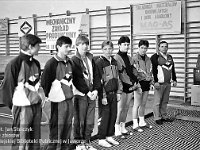 1992-40  25-26 kwietnia 1992  Jawor, hala sportowa, ul. Chrobrego  Puchar Polski w Skokach na Trampolinie    Od lewej stoją: Marek Haczkiewicz i Sławomir Miłoń - zawodnicy MKS "Victoria" Jawor, ostatni: Piotr Biegaj - trener MKS "Victoria" Jawor