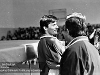 1992-45  25-26 kwietnia 1992  Jawor, hala sportowa, ul. Chrobrego  Puchar Polski w Skokach na Trampolinie    Od lewej stoją: Sławomir Miłoń - zawodnik MKS "Victoria" Jawor, Piotr Biegaj - trener MKS "Victoria" Jawor