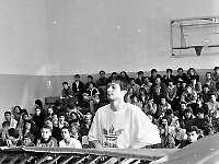 1992-46  25-26 kwietnia 1992  Jawor, hala sportowa, ul. Chrobrego  Puchar Polski w Skokach na Trampolinie    Przy trampolinie stoi: Sł?awomir Miłoń - zawodnik MKS "Victoria" Jawor