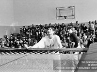 1992-47  25-26 kwietnia 1992  Jawor, hala sportowa, ul. Chrobrego  Puchar Polski w Skokach na Trampolinie    Przy trampolinie stoi: Sławomir Miłoń - zawodnik MKS "Victoria" Jawor