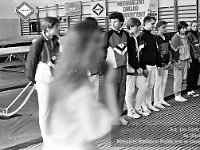 1992-48  25-26 kwietnia 1992  Jawor, hala sportowa, ul. Chrobrego  Puchar Polski w Skokach na Trampolinie    Od lewej stoi: Marek Haczkiewicz - zawodnik MKS "Victoria" Jawor
