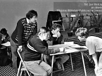 1992-54  25-26 kwietnia 1992  Jawor, hala sportowa, ul. Chrobrego  Puchar Polski w Skokach na Trampolinie    Po lewej nachyla się nad stolikiem sdziowskim: Włodzimierz Rakoczy - trener ze Złotoryi