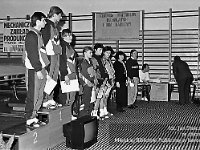 1992-67  25-26 kwietnia 1992  Jawor, hala sportowa, ul. Chrobrego  Puchar Polski w Skokach na Trampolinie    Na podium od lewej stoją: Sławomir Miłoń, Marek Haczkiewicz, (...) - zawodnicy MKS "Victoria" Jawor