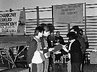 1992-77  25-26 kwietnia 1992  Jawor, hala sportowa, ul. Chrobrego  Puchar Polski w Skokach na Trampolinie    Od lewej stoją: Sławomir Miłoń i Marek Haczkiewicz - zawodnicy MKS "Victoria" Jawor