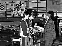 1992-78  25-26 kwietnia 1992  Jawor, hala sportowa, ul. Chrobrego  Puchar Polski w Skokach na Trampolinie    Od lewej stoją: Sławomir Miłoń i Marek Haczkiewicz - zawodnicy MKS "Victoria" Jawor  Nagrody wręcza: Michał Szkwarek - dyrektor Szkoły Podstawowej nr 5 w Jaworze