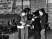 1992-79  25-26 kwietnia 1992  Jawor, hala sportowa, ul. Chrobrego  Puchar Polski w Skokach na Trampolinie    Od lewej stoją: Sławomir Miłoń i Marek Haczkiewicz - zawodnicy MKS "Victoria" Jawor