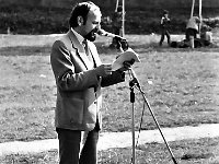 1987-08  Rok 1987  Jawor, podzamcze Zamku Piastowskiego   Biegi szkolne    Przemawia: Bolesław Iwanowski