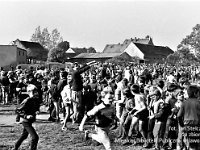 1987-11  Rok 1987  Jawor, podzamcze Zamku Piastowskiego   Biegi szkolne    W tle widoczne zabudowania ulicy Dąbrowskiego