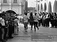 1987-21  Rok 1987  Jawor, Rynek   Biegi szkolne    W tle północno-zachodni fragment rynku i ulica Grunwaldzka