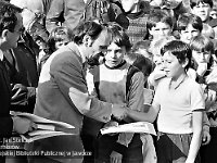 1987-28  Rok 1987  Jawor, Rynek   Biegi szkolne    Nagrody wręczają od lewej: Stanisław Dziak, Mieczysław Machura