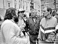 1995-13  11 czerwcwa  1995  Jawor, Rynek  I Półmaraton Jaworski o Puchar Burmistrza Jawora    Od lewej stoją: Józef Noworól, Marek Zieliński, Wiesław Majda, Jan Wesół  W tle północno-zachodni fragment rynku i ulica Kościelna