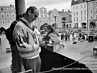 1995-22  11 czerwcwa  1995  Jawor, Rynek  I Półmaraton Jaworski o Puchar Burmistrza Jawora    Na pierwszym planie: Zdzisław Bagiński  W tle południow-zachodni fragment rynku