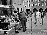 1995-23  11 czerwcwa  1995  Jawor, Rynek  I Półmaraton Jaworski o Puchar Burmistrza Jawora    Biegi towarzyszące dla dzieci i młodzieży  Od lewej: (...), Zdzisław Bagiński, Romuald Wesołowski, Stanisław Dziak  W tle zachodnia część pierzei południowej