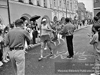 1995-32  11 czerwcwa  1995  Jawor, Rynek  I Półmaraton Jaworski o Puchar Burmistrza Jawora    W tle północno-zachodni fragment rynku i ulica Kościelna