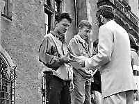 1995-42  11 czerwcwa  1995  Jawor, Rynek  I Półmaraton Jaworski o Puchar Burmistrza Jawora    Biegi towarzyszące dla dzieci i młodzieży  Na podium od lewej: Piotr Kądziołka, Marcin Folc  Nagrody wręcza: Mirosław Gibek  W tle widoczny ratusz