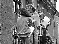 1995-43  11 czerwcwa  1995  Jawor, Rynek  I Półmaraton Jaworski o Puchar Burmistrza Jawora    Na podium od lewej : Agnieszka Kowalczyk, Monika Sutyła, Magda Mazurek  W tle widoczny ratusz
