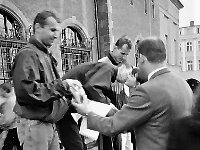 1995-45  11 czerwcwa  1995  Jawor, Rynek  I Półmaraton Jaworski o Puchar Burmistrza Jawora    Na podium od lewej: Norbert Smuda, Dariusz Jurkowski. Ryszard Tarłowski   W tle widoczny ratusz