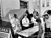 1996-04  8 czerwca 1996  Jawor, Rynek  II Półmaraton Jaworski o Puchar Burmistrza Jawora    W tle fragment Teatru Miejskiego i zachodniej części pierzei południowej