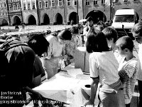 1996-07  8 czerwca 1996  Jawor, Rynek  II Półmaraton Jaworski o Puchar Burmistrza Jawora    Biegi towarzyszące dla dzieci i młodzieży  W tle fragment zachodniej części pierzei południowej