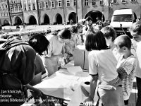 1996-10  8 czerwca 1996  Jawor, Rynek  II Półmaraton Jaworski o Puchar Burmistrza Jawora    Biegi towarzyszące dla dzieci i młodzieży  W tle fragment zachodniej części pierzei południowej