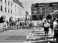 1996-11  8 czerwca 1996  Jawor, Rynek  II Półmaraton Jaworski o Puchar Burmistrza Jawora    Biegi towarzyszące dla dzieci i młodzieży  W tle północno-zachodni fragment rynku i ulica Kościelna