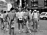 1996-16  8 czerwca 1996  Jawor, Rynek  II Półmaraton Jaworski o Puchar Burmistrza Jawora    W tle fragment ratusza z wejściem głównym i zachodniej części pierzei północnej