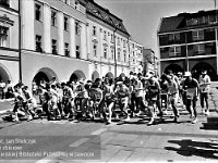 1996-27  8 czerwca 1996  Jawor, Rynek  II Półmaraton Jaworski o Puchar Burmistrza Jawora    W tle północno-zachodni fragment rynku i ulica Kościelna