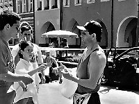 1996-33  8 czerwca 1996  Jawor, Rynek  II Półmaraton Jaworski o Puchar Burmistrza Jawora    Po prawej: MichaŁ Lenkiewicz  W tle fragment zachodniej części pierzei południowej