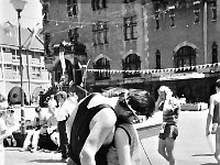 1996-41  8 czerwca 1996  Jawor, Rynek  II Półmaraton Jaworski o Puchar Burmistrza Jawora    W tle fragment ratusza z wejściem głównym i zachodniej części pierzei północnej